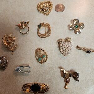 LOT OF 12 VINTAGE BROOCHES